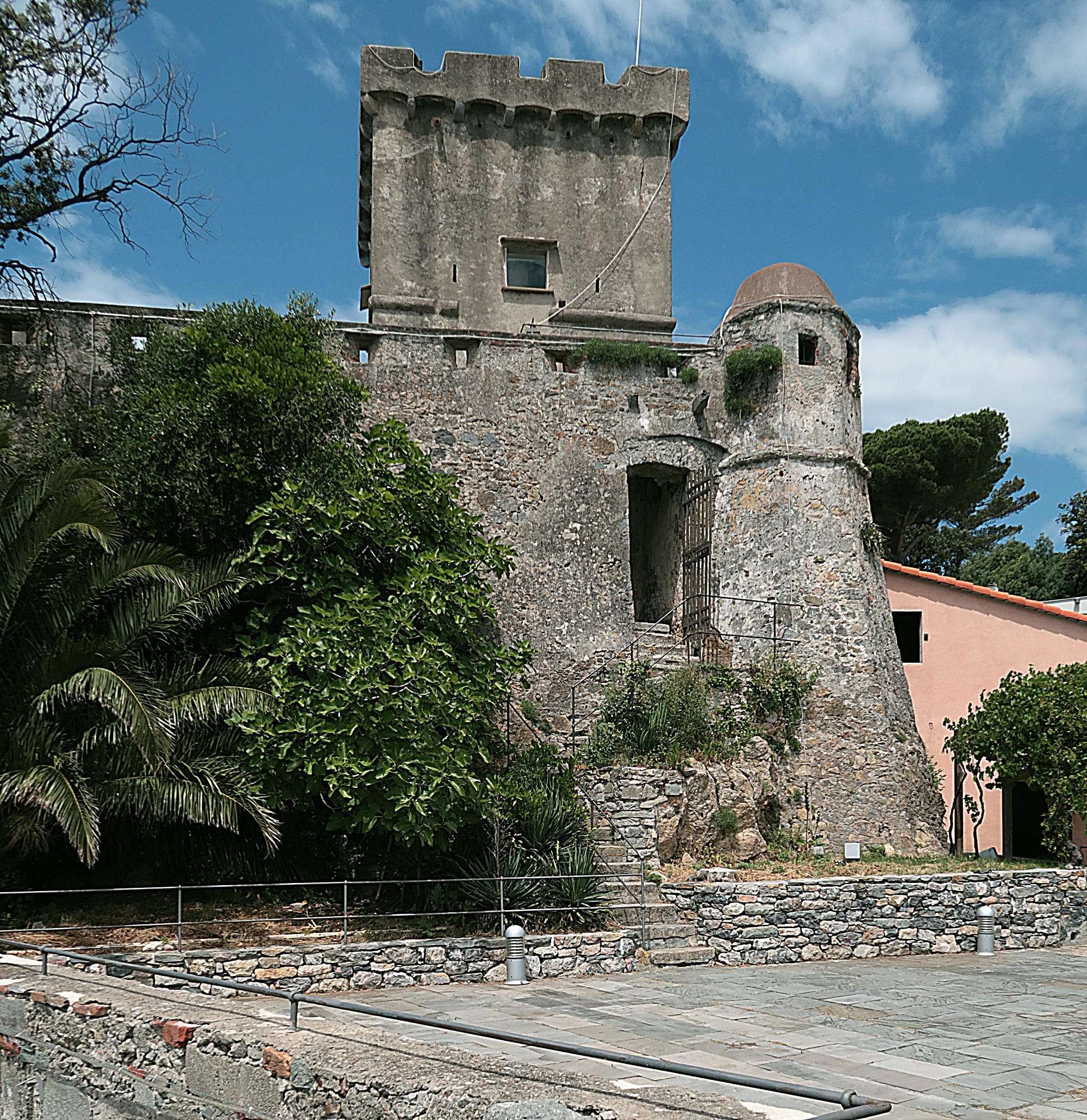 Arte virtuale: The Castle Wall in Liguria Arte virtuale: The Castle Wall in Liguria